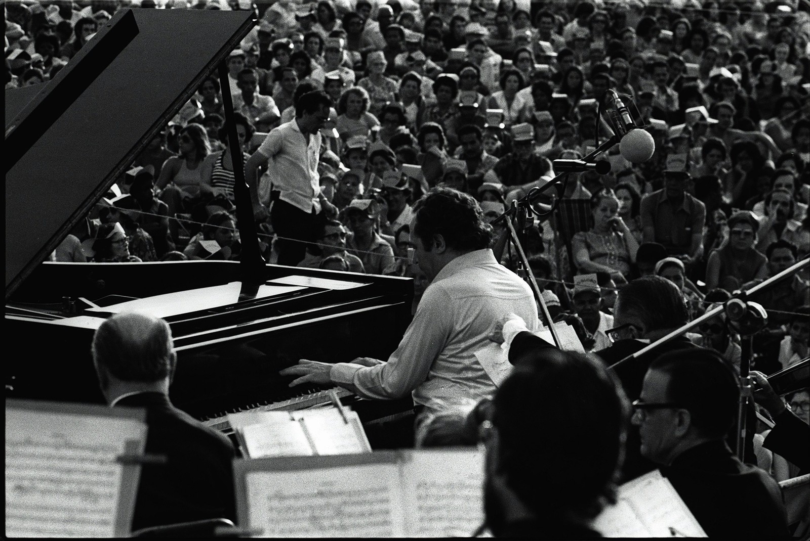 Jacques Klein: o pianista toca para uma multidão na Quinta da Boa Vista, em 1972 — Foto: Antônio Nery