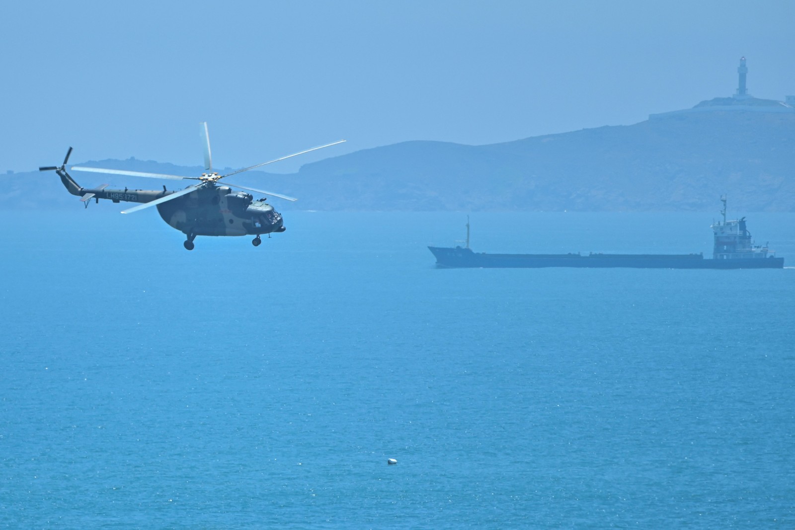 Helicóptero militar chinês sobrevoa a ilha de Pingtan, um dos pontos mais próximos entre China e Taiwan, na província de Fujian — Foto: Hector RETAMAL/AFP