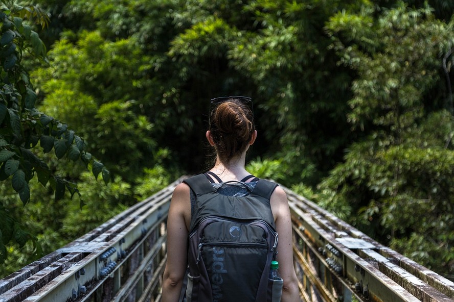 Rucking consiste em caminhar com peso