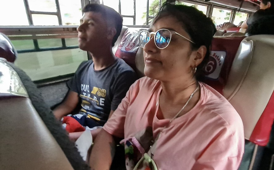Os irmãos venezuelanos Astrid e Jose Gregorio Cuellar viajam de ônibus pela Nicarágua para chegar aos EUA