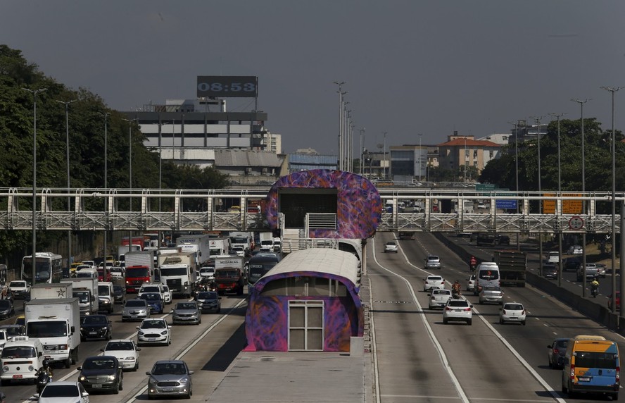 Estação do BRT Transbrasil em frente à Fiocruz, na Avenida Brasil