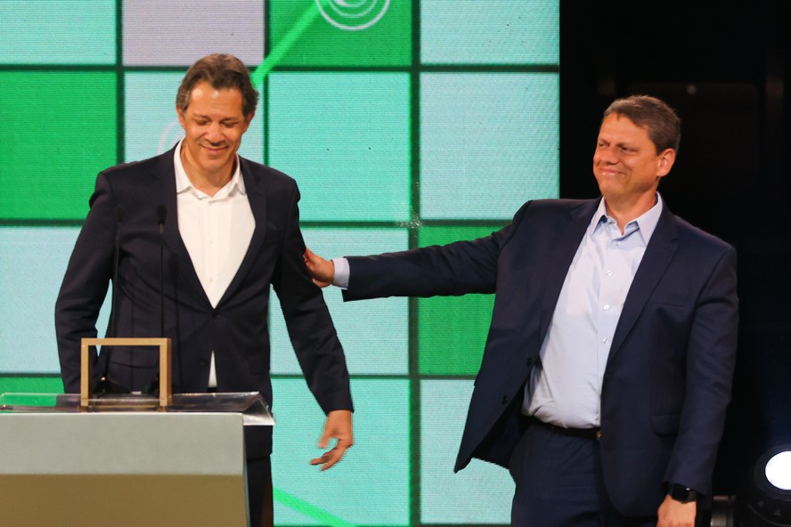 Fernando Haddad, do PT, e Tarcísio de Freitas, do Republicanos, durante debate