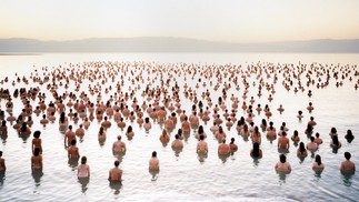 Exposição realizada no Mar Morto em 2011 — Foto: Spencer Tunick
