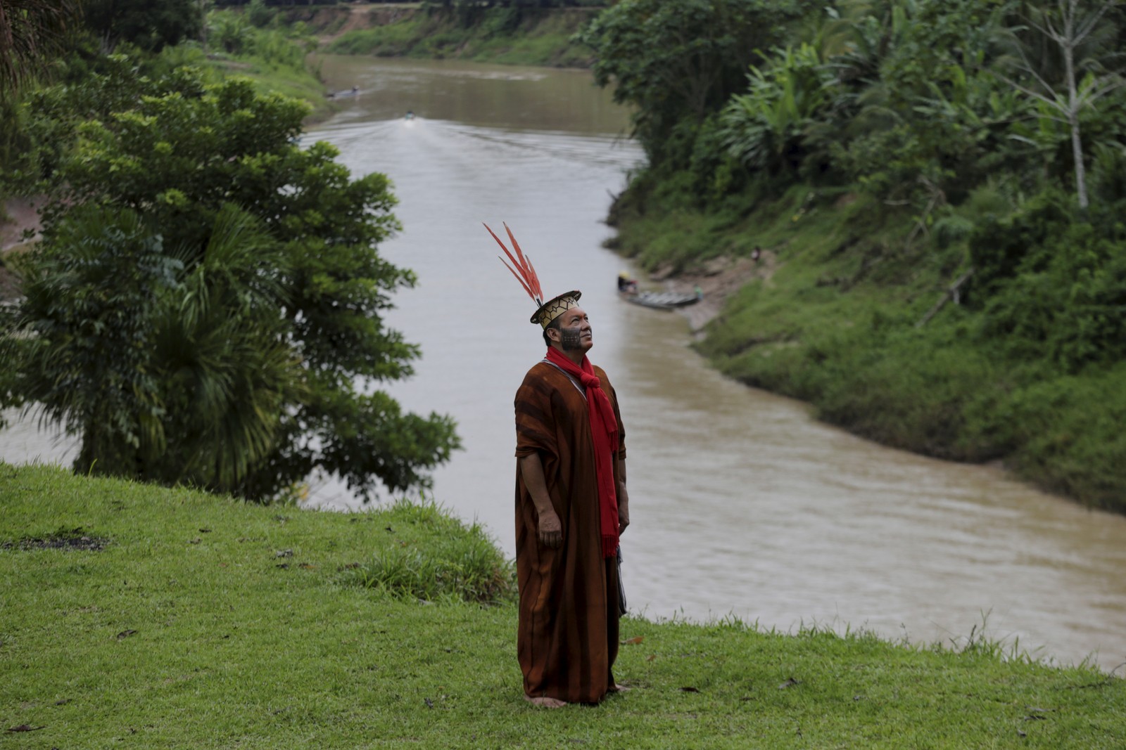 O líder ashaninka Francisco Pyãko foi o anfitrião da cerimônia de recepção aos kayapó, na ausência de seu pai, cacique Antonio Pyãko — Foto: Domingos Peixot / Agência O Globo