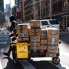 Um funcionário terceirizado da Amazon puxa um carrinho com pacotes para entrega em Nova York, EUA - Angus Mordant/Bloomberg