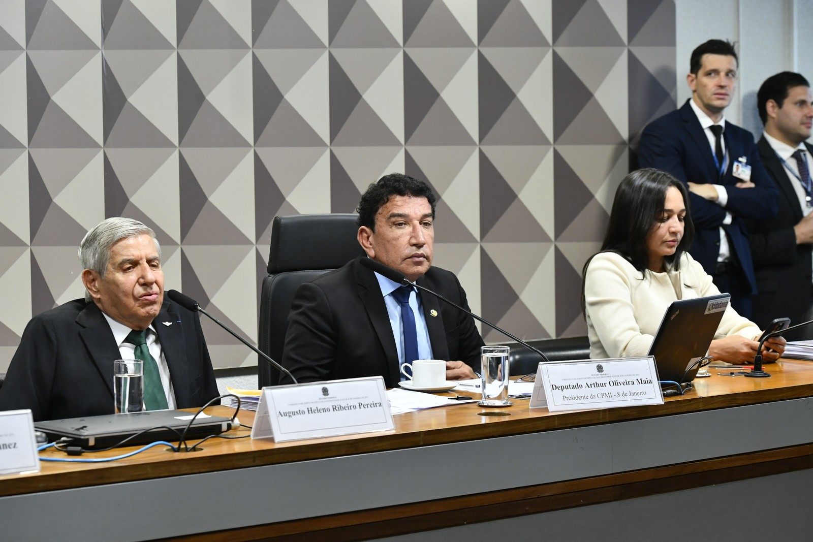 Ex-chefe do GSI, general Augusto Heleno e advogado — Foto: Geraldo Magela / Agência Senado