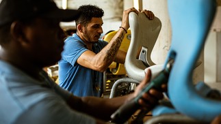 Estádio do Maracanã precisou instalar uma oficina para reparar a grande quantidade de cadeiras depredadas — Foto: Hermes de Paula / Agência O Globo