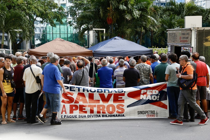 Manifestação dos aposentados e pensionistas da Petros na porta do Edifício Senado, no centro do Rio de Janeiro
