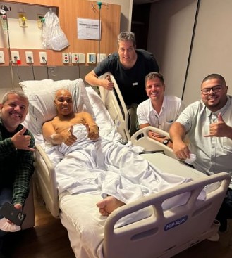 Anderson Leonardo, vocalista do Molejo, recebeu a visita de amigos no hospital, nesta semana