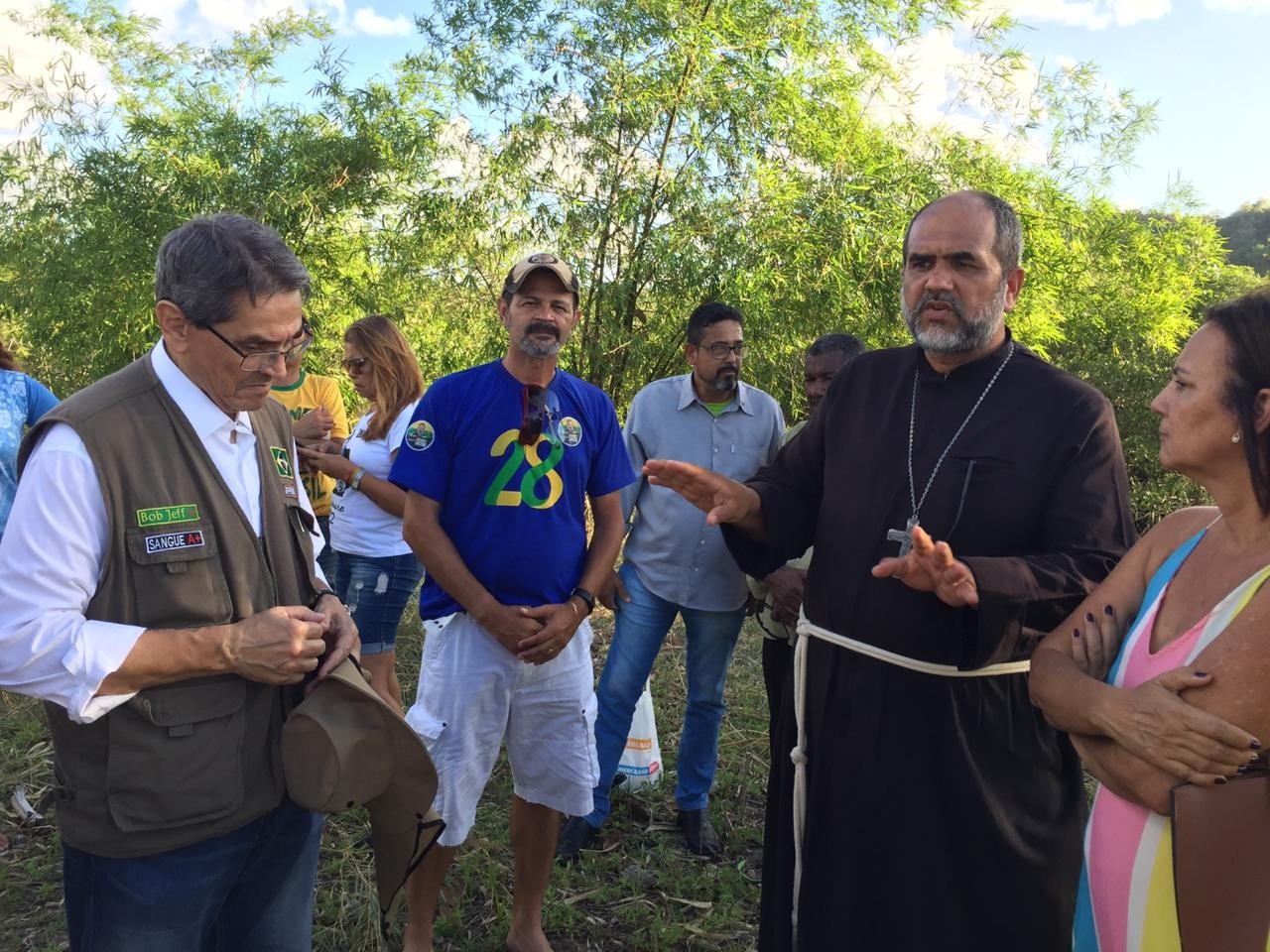 Roberto Jefferson (à esq.) e Padre Kelmon na Ilha da Maré, em Salvador (BA) — Foto: Reprodução