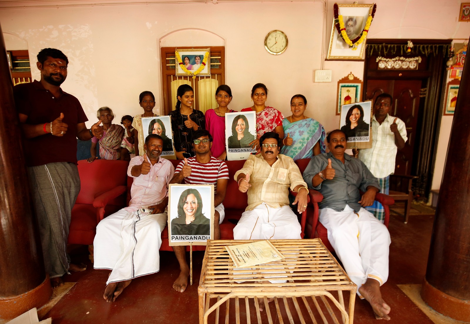 Uma família indiana posa para uma fotografia enquanto torce pela vitória de Kamala Harris, em Painganadu, perto da vila de Thulasendrapuram, onde o avô materno de Harris nasceu e cresceu, no estado de Tamil Nadu, no sul da ÍndiaREUTERS