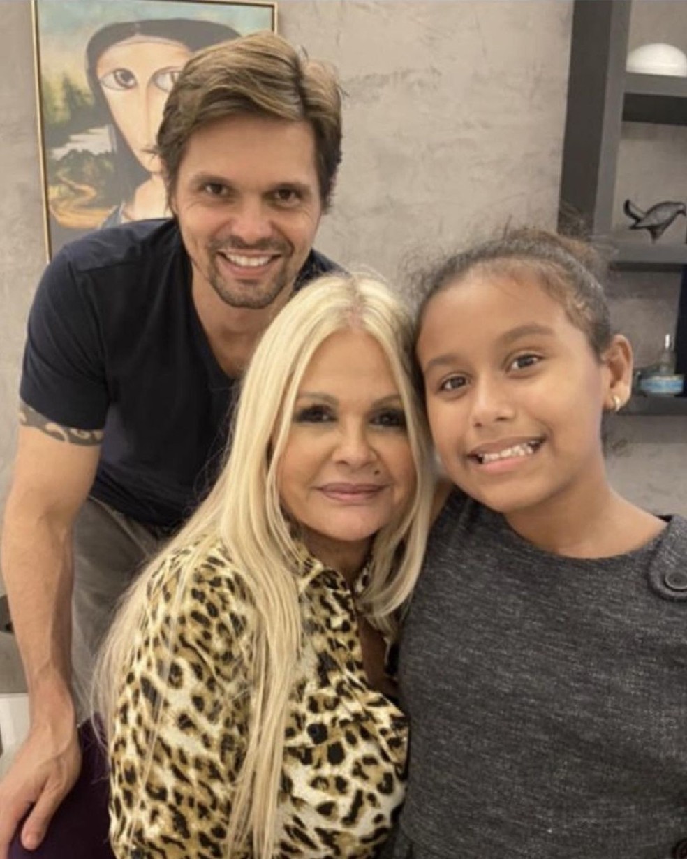 Monique Evans com o filho, Armando, e a neta, Valentina, em 2021 — Foto: @moniquevansreal no Instagram