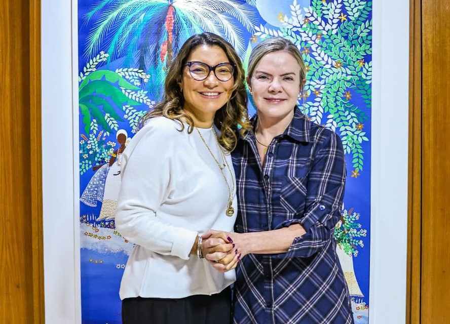 A primeira-dama Janja da Silva e a presidente nacional do PT, Gleisi Hoffmann, em foto publicada nas redes sociais nesta quarta (28)
