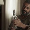 José Inocêncio (Marcos Palmeira) com garrafa que contém diabinho em "Renascer" - TV Globo