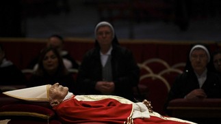 Corpo do Papa Emérito Bento XVI é velado na basílica de São Pedro no Vaticano, em 2 de janeiro de 2023 — Foto: Tiziana FABI / AFP