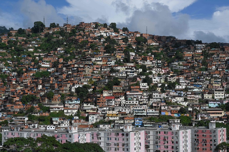 Vista geral de Antímano, bairro que simboliza violência e pobreza em Caracas, Venezuela