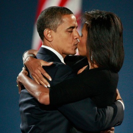 O “selinho” do casal Obama em novembro de 2008 depois do discurso da vitória — Foto: Scott Olson/Getty Images/AFP