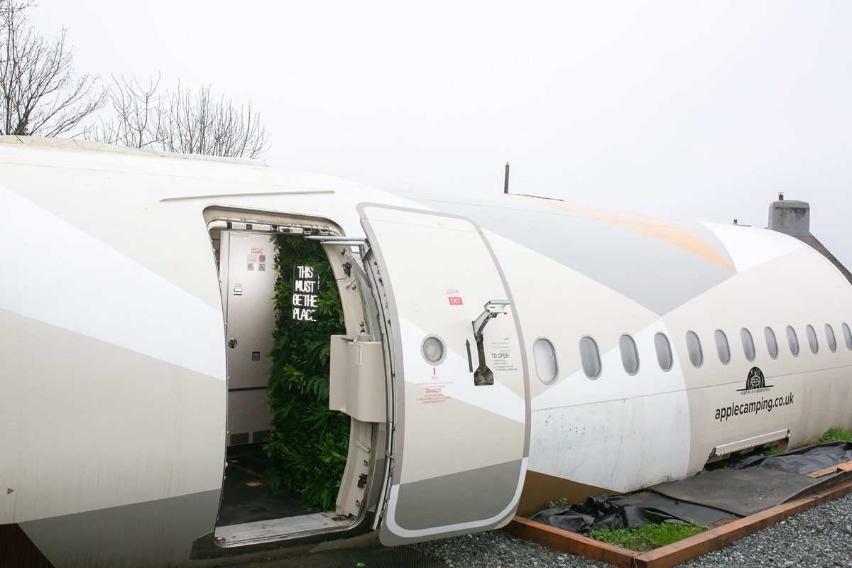 As portas do antigo A320 da Etihad ainda funcionam: avião desativado virou opção de hospedagem em camping no País de Gales — Foto: Reprodução / Apple Camping