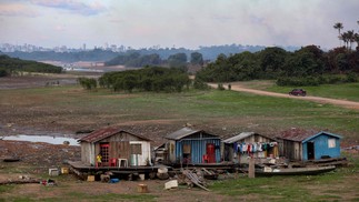 Flutuadores encalharam durante uma seca no Rio Negro, em Iranduba — Foto: Michael Dantas / AFP