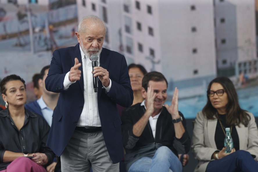 O presidente Lula discursa para o público em evento de inauguração de obras na Zona Oeste do Rio