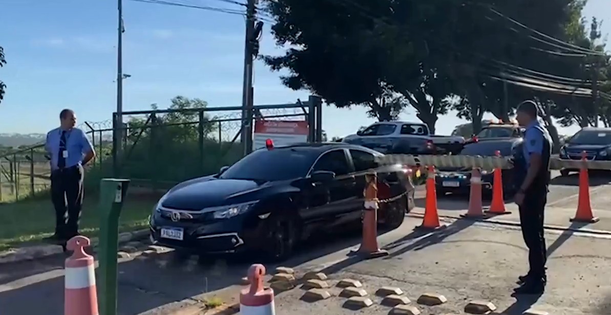 Comitiva de Bolsonaro deixa aeroporto de Brasília   — Foto: Alice Cravo