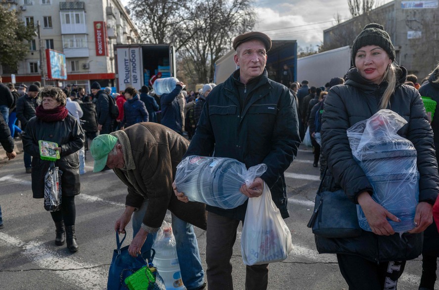 Pessoas fazem fila para receber água em Kherson