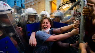 Mulheres entram em confronto com a polícia turca enquanto protestam contra a decisão da do governo de se retirar da Convenção de Istambul, um tratado de combate ao feminicídio e à violência domésticaAFP