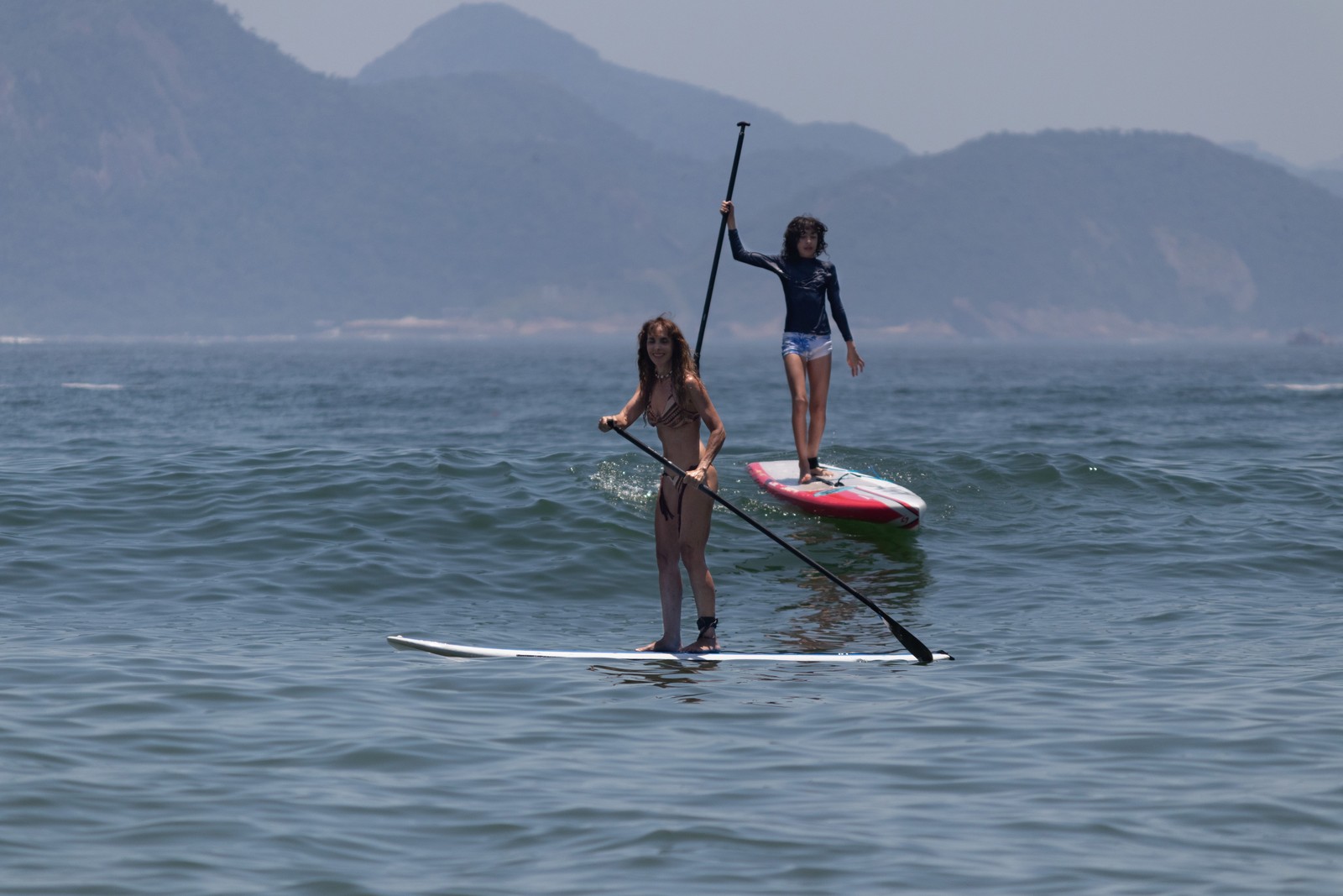 Com o SUP, a jornalista Patrícia e o filho Pedro, de 11 anos, se conectam entre si e com a natureza — Foto: Divulgação/Eduardo Duarte