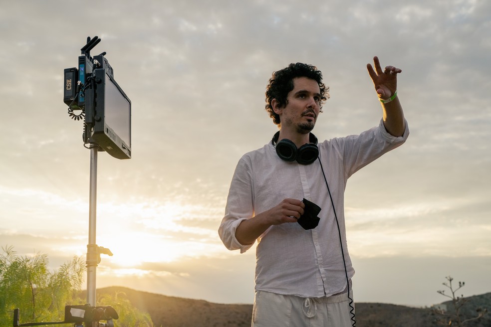 Diretor Damien Chazelle durante as filmagens de 'Babilônia' — Foto: Divulgação
