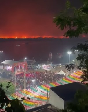 Vídeo mostra incêndio como plano de fundo para Arraial do Banho de São João em Corumbá (MS) — Foto: Reprodução/Instagram