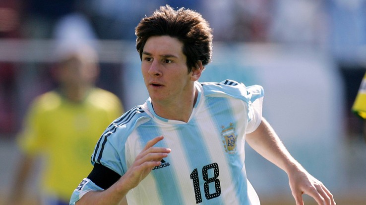 Lionel Messi (Argentina): em 2005, estava defendendo o Barcelona; atualmente está no PSG.