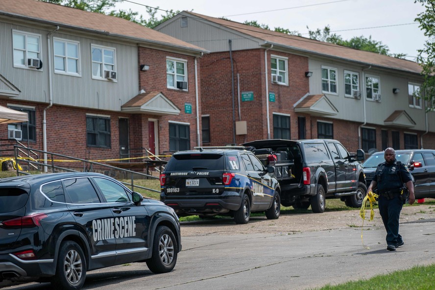 Policiais cercam local do crime em Baltimore