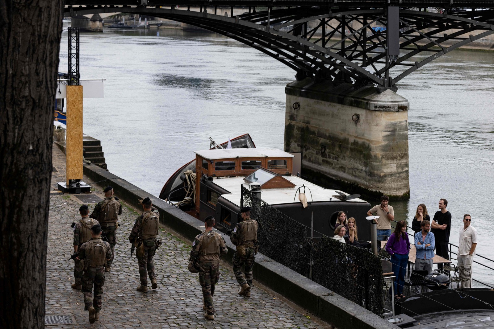 Policiais patrulham rio Sena, em Paris — Foto: AFP