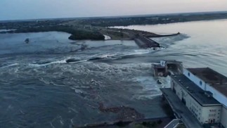 Explosão destrói barragem de Nova Kakhovka na Ucrânia — Foto: AFP