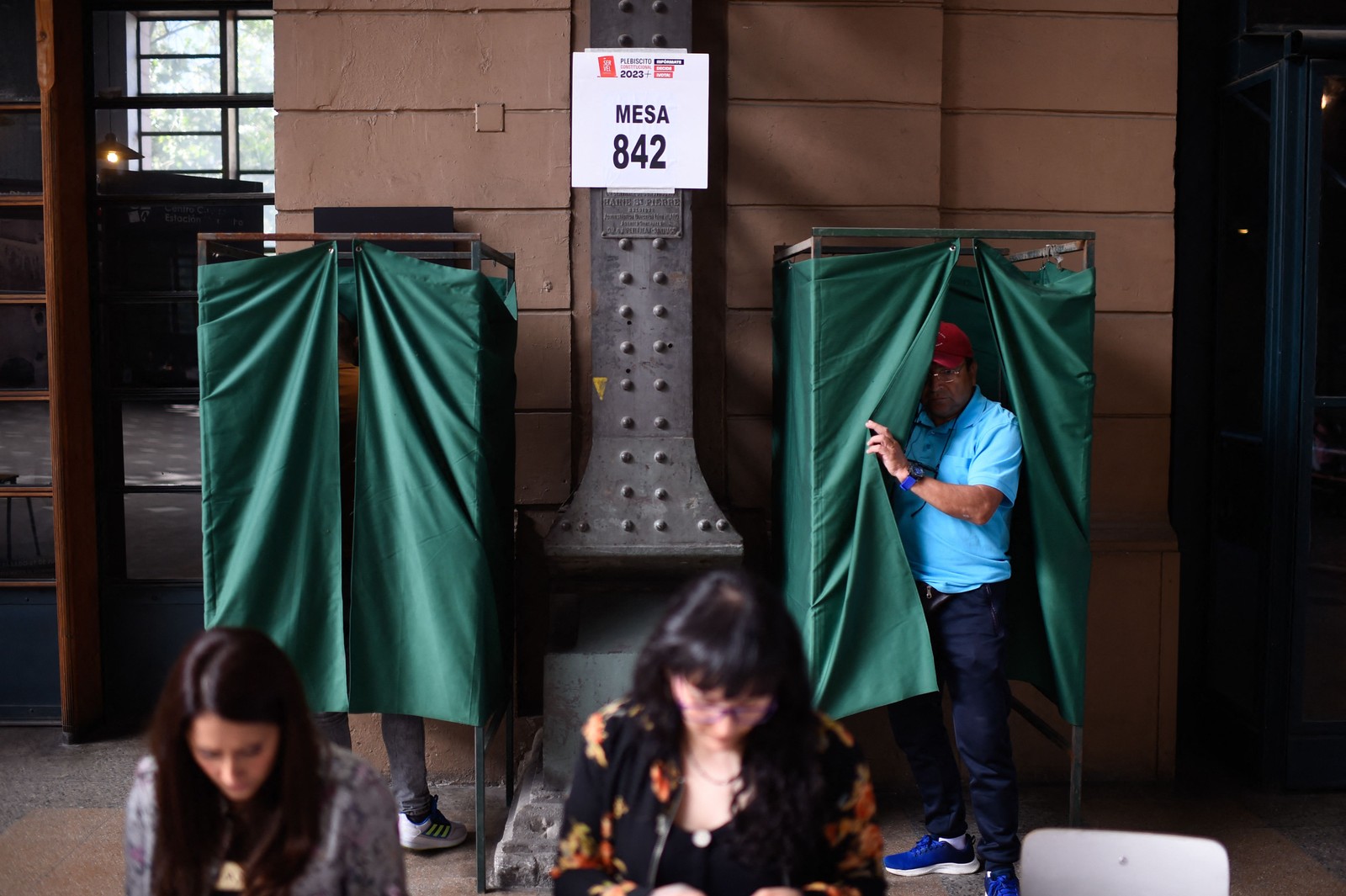 O último rascunho foi supervisionado pelo Partido Republicano, de extrema direita, depois que os eleitores rejeitaram uma versão progressista, em setembro do ano passado, que tentava consagrar proteções ambientais e o direito ao aborto eletivo. — Foto: Pablo Vera / AFP