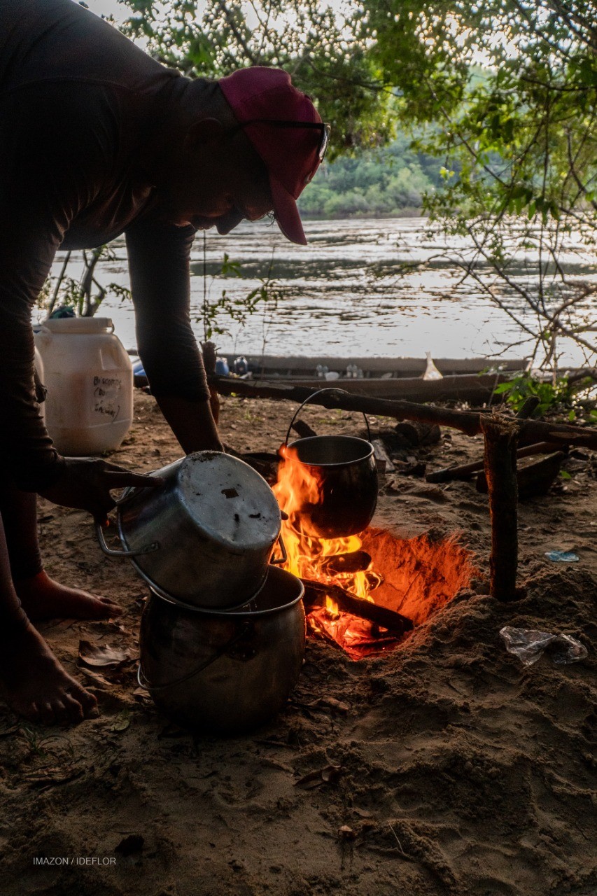 Expedição atravessa o rio Iratapuru para encontrar o angelim-vermelho gigante, no Amapá — Foto: Havita Rigamonti/IMAZON/IDEFLOR