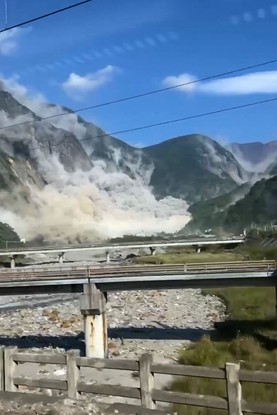 Trecho de morro desaba após terremoto em Taiwan