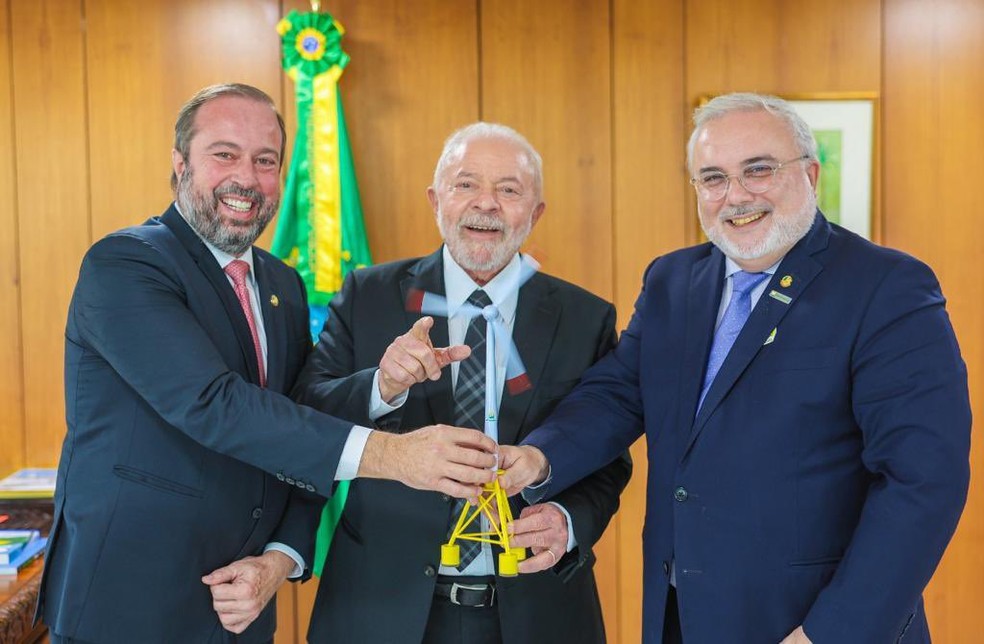 O ministro de Minas e Energia, Alexandre Silveira; o presidente Lula; e o presidente da Petrobras, Jean Paul Prates — Foto: Divulgação