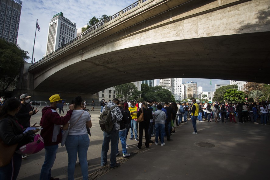 Fila em busca de emprego no Vale do Anhangabaú, em São Paulo