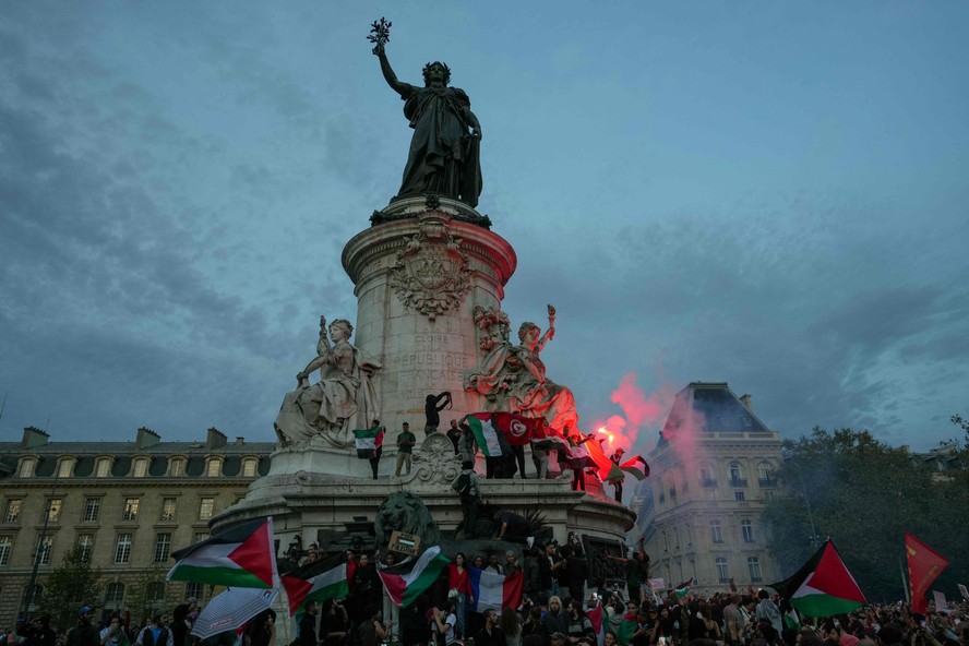 Franceses participam de manifestação não autorizada em apoio aos palestinos na Place de la Republique, em Paris