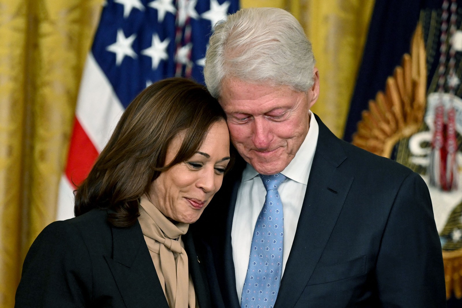 A vice dos EUA, Kamala Harris, e o ex-presidente Bill Clinton participam de um evento marcando o 30º aniversário da Lei de Licença Médica e Familiar, na Casa Branca — Foto: ANDREW CABALLERO-REYNOLDS/AFP