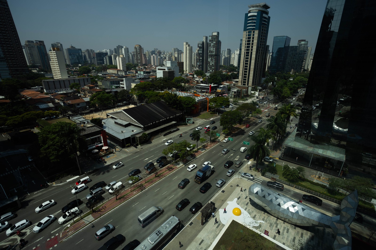 EGGCIDENT. Intervenção urbana criada pelo artista holandês Henk Hofstra, que busca chamar a atenção para as mudanças e o aquecimento global. — Foto: Maria Isabel Oliveira/Agência O Globo