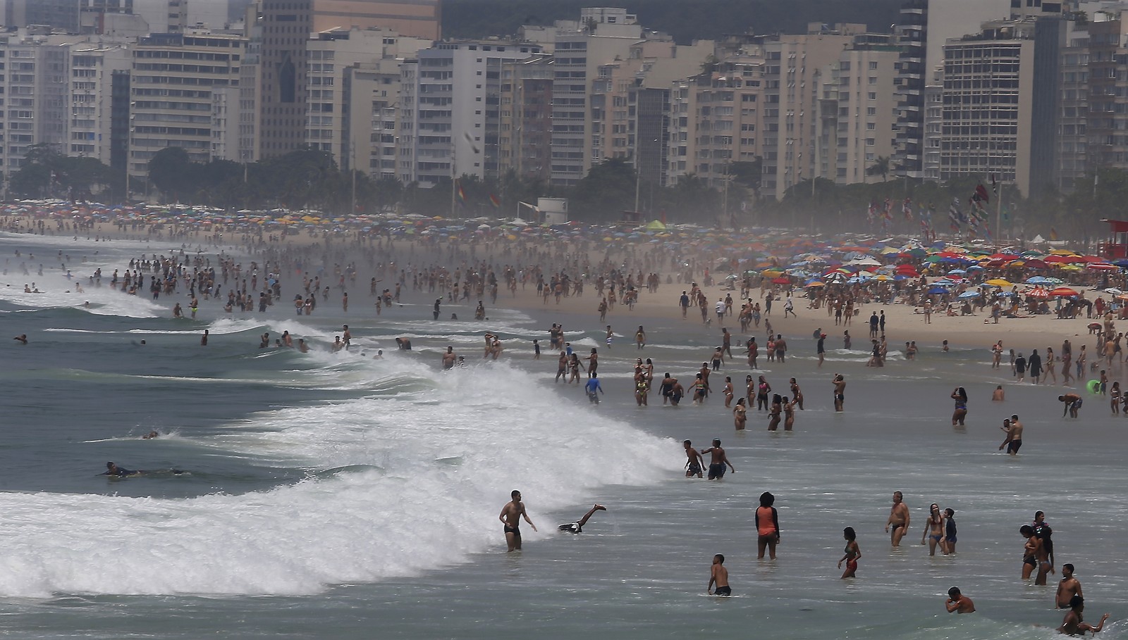 Termômetros seguem nas alturas, como máxima prevista de 37 graus — Foto: Fabiano Rocha / Agência O Globo