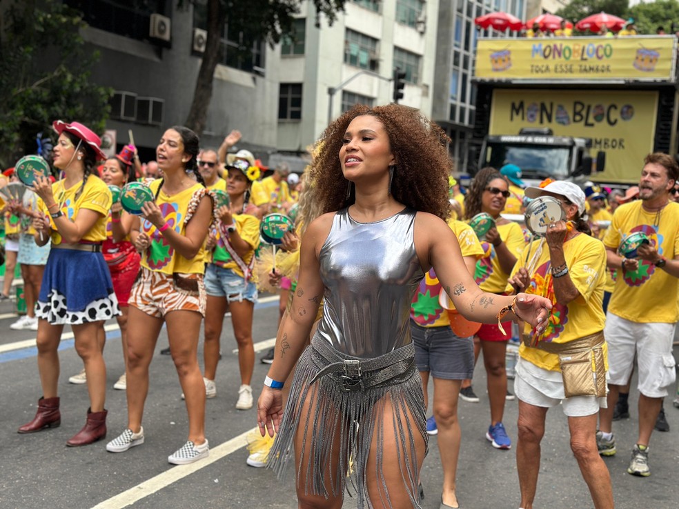 A cantora Thaís Macedo noMonobloco com a famosa bateria do grupo — Foto: Márcia Foletto