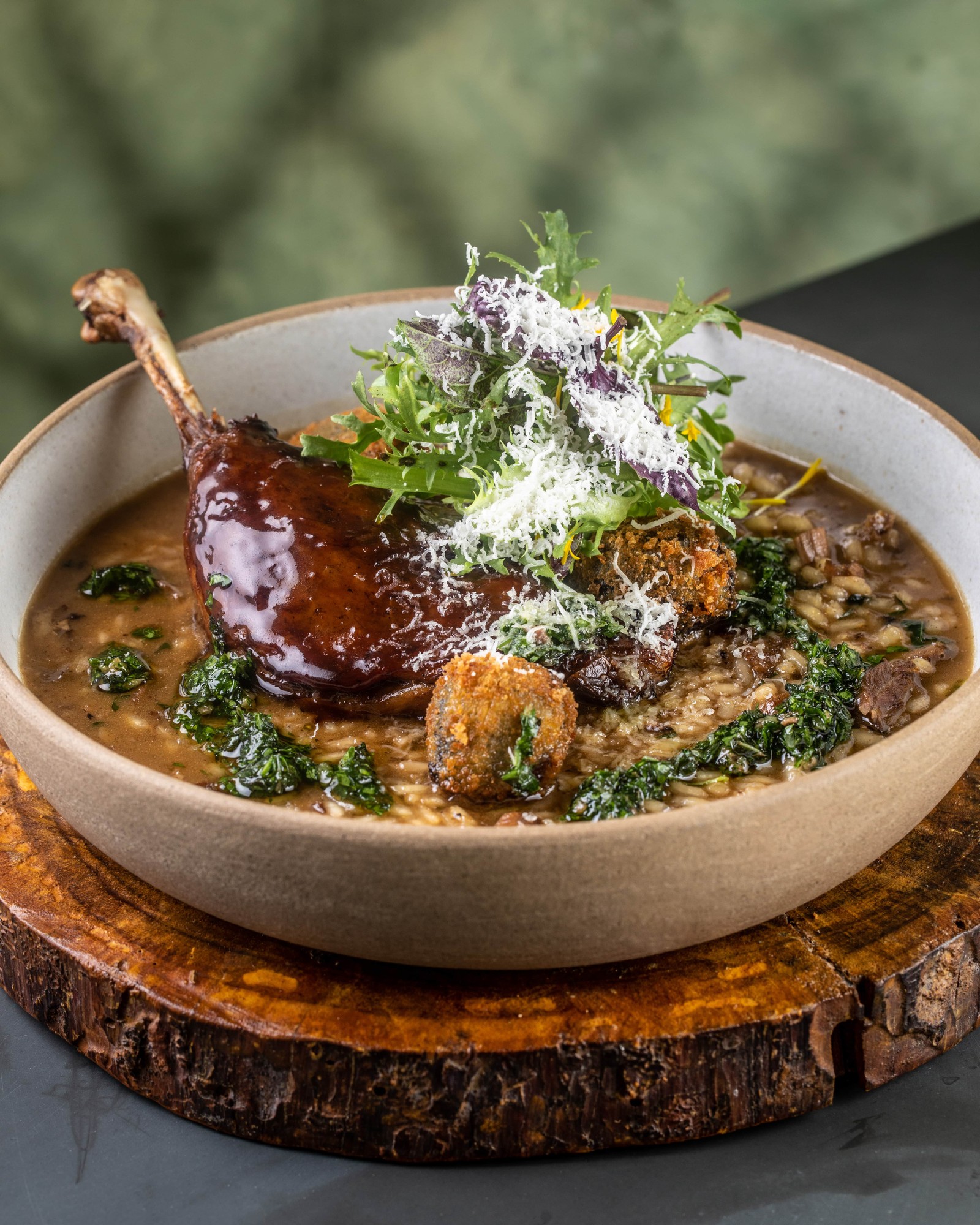 Arroz de pato, salsa verde, salada de ervas e queijo tulha, um dos pratos do Sítio Gastronômico, restaurante em Secretário, Petrópolis — Foto: Divulgação / Tomás Rangel