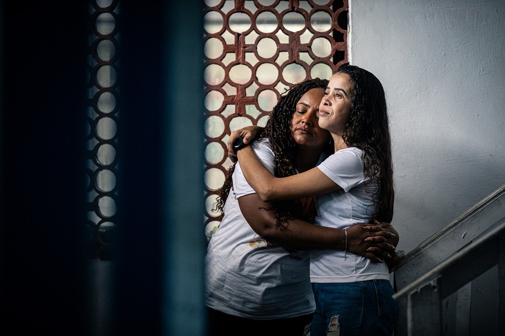 Jacklline Oliveira, mãe de Kathlen, e Bruna Silva, mãe de Marcus Vinicius — Foto: Hermes de Paula