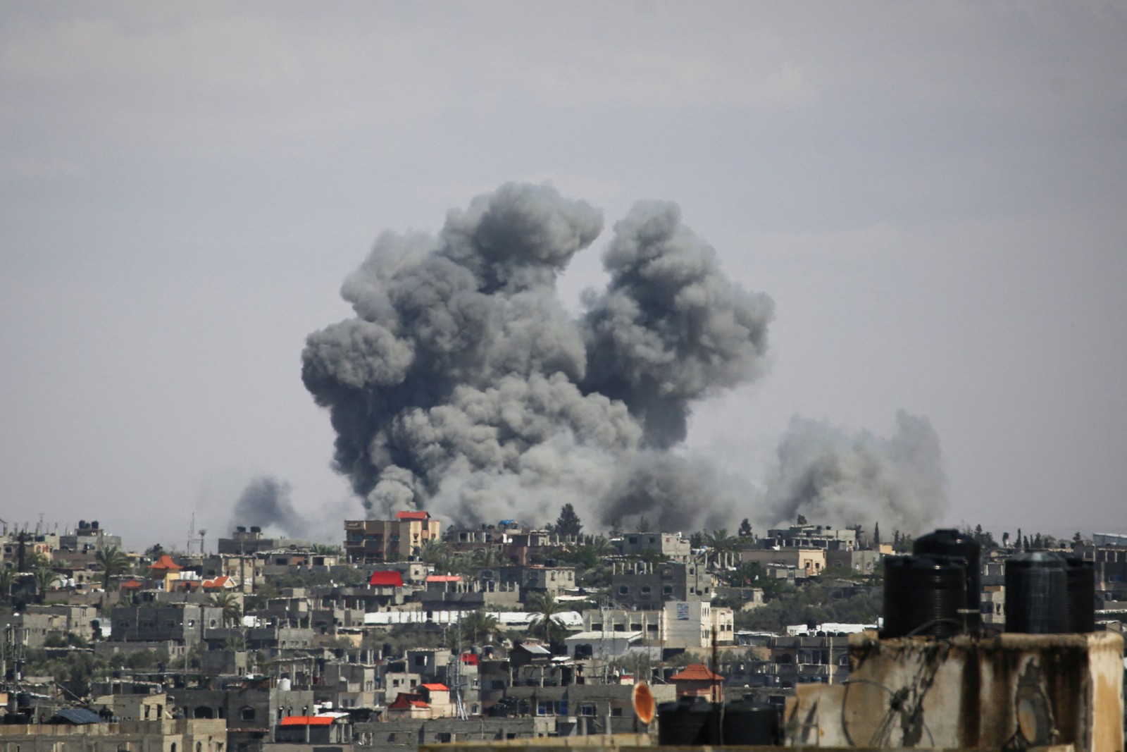 Fumaça de explosão no leste de Rafah, nesta segunda-feira (06/05) — Foto: AFP