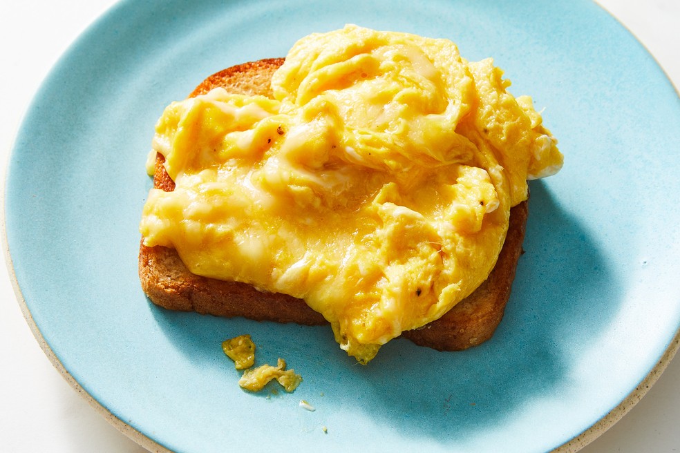 Ovos com queijo na torrada — Foto: NYT