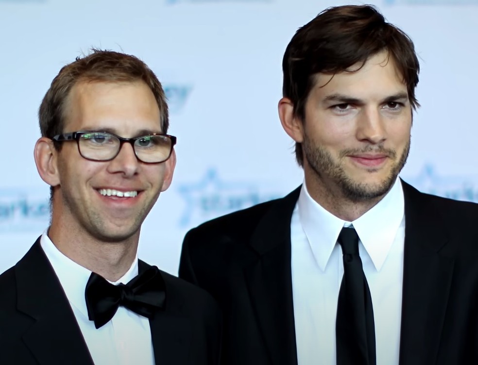 Ashton Kutcher com o irmão gêmeo Michael Kutcher — Foto: Reprodução / Entertainment Tonight