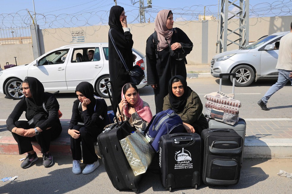 Palestinos esperando a abertura da passagem de Rafah, entre Egito e Faixa de Gaza — Foto: Said Khatib/AFP